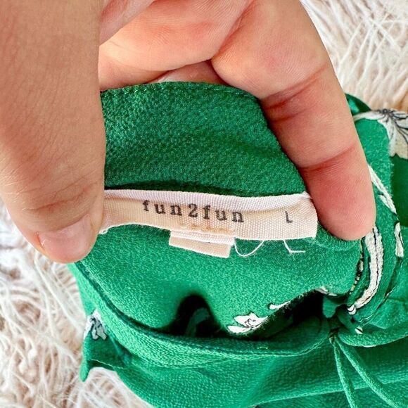 Green Sleeveless Blouse - Picture 2 of 4